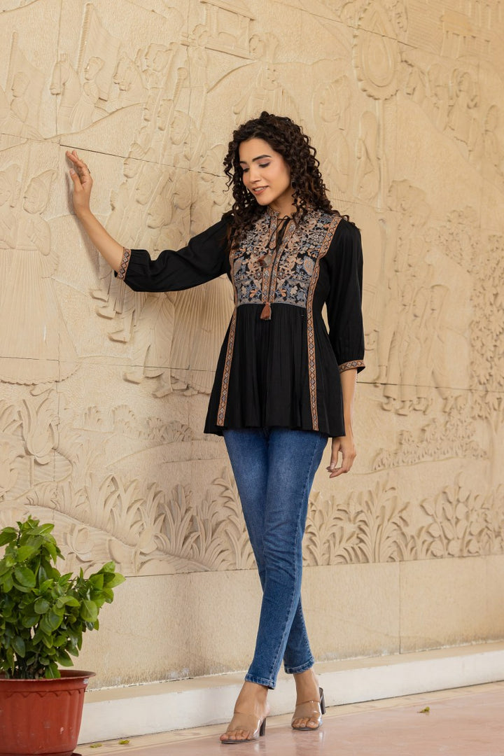 SWEETY ONYX EMBROIDERY COTTON TOP