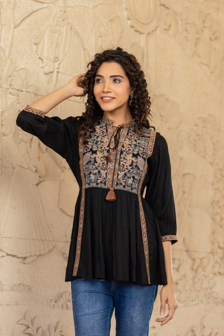 SWEETY ONYX EMBROIDERY COTTON TOP