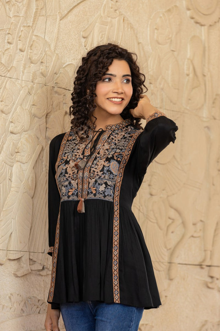 SWEETY ONYX EMBROIDERY COTTON TOP