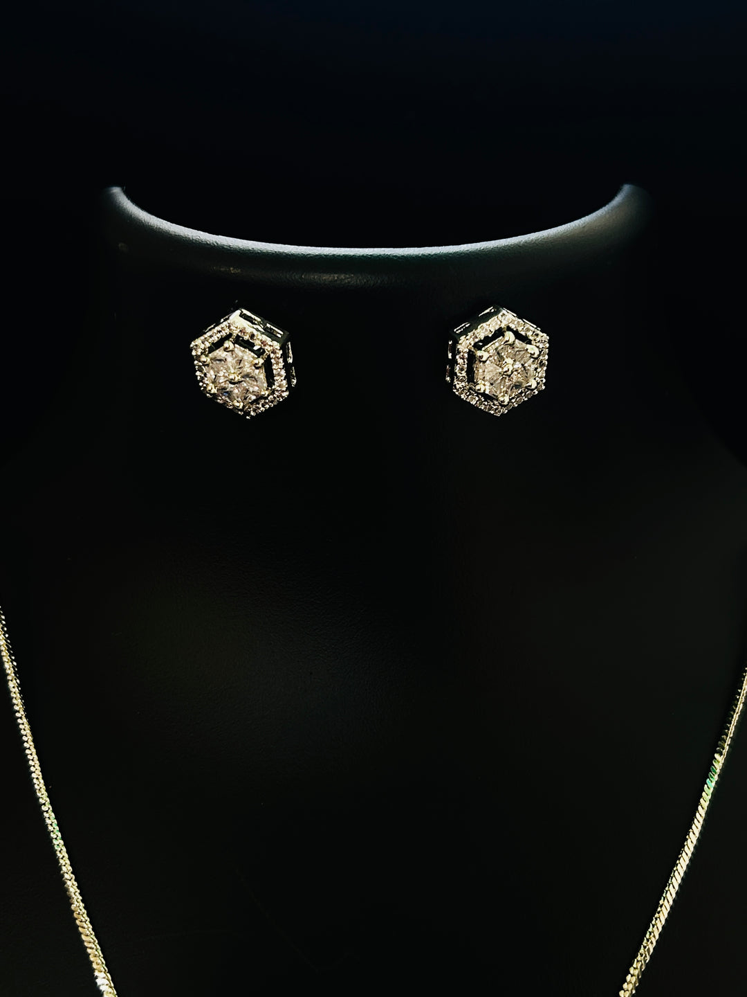 Antaara diamond earing & pendant stud