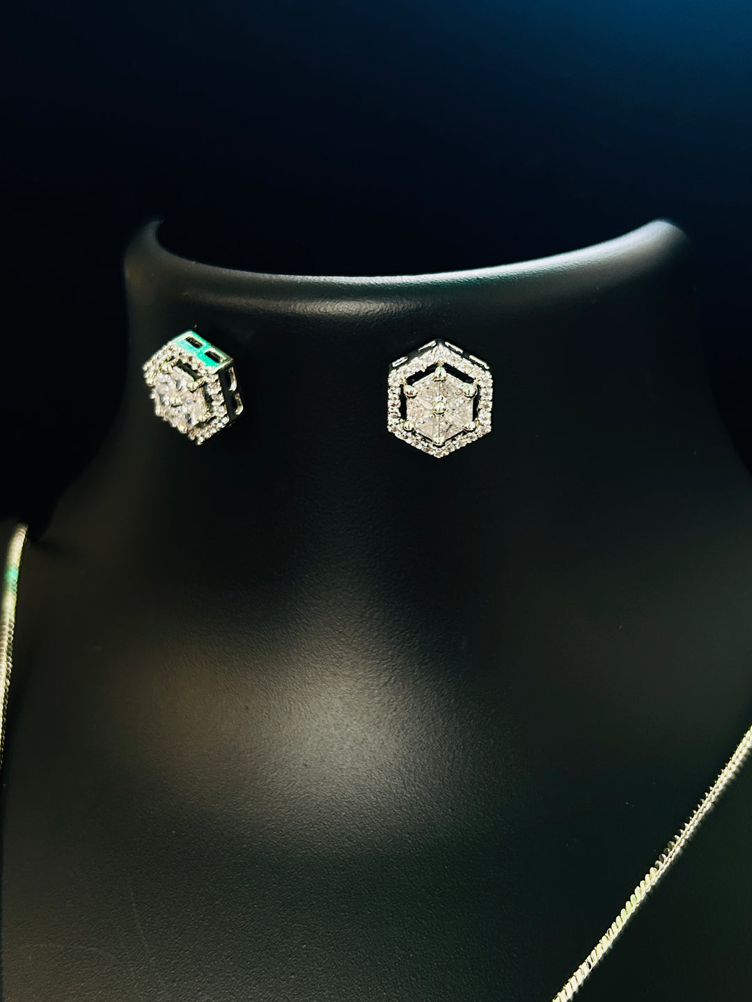 Antaara diamond earing & pendant stud