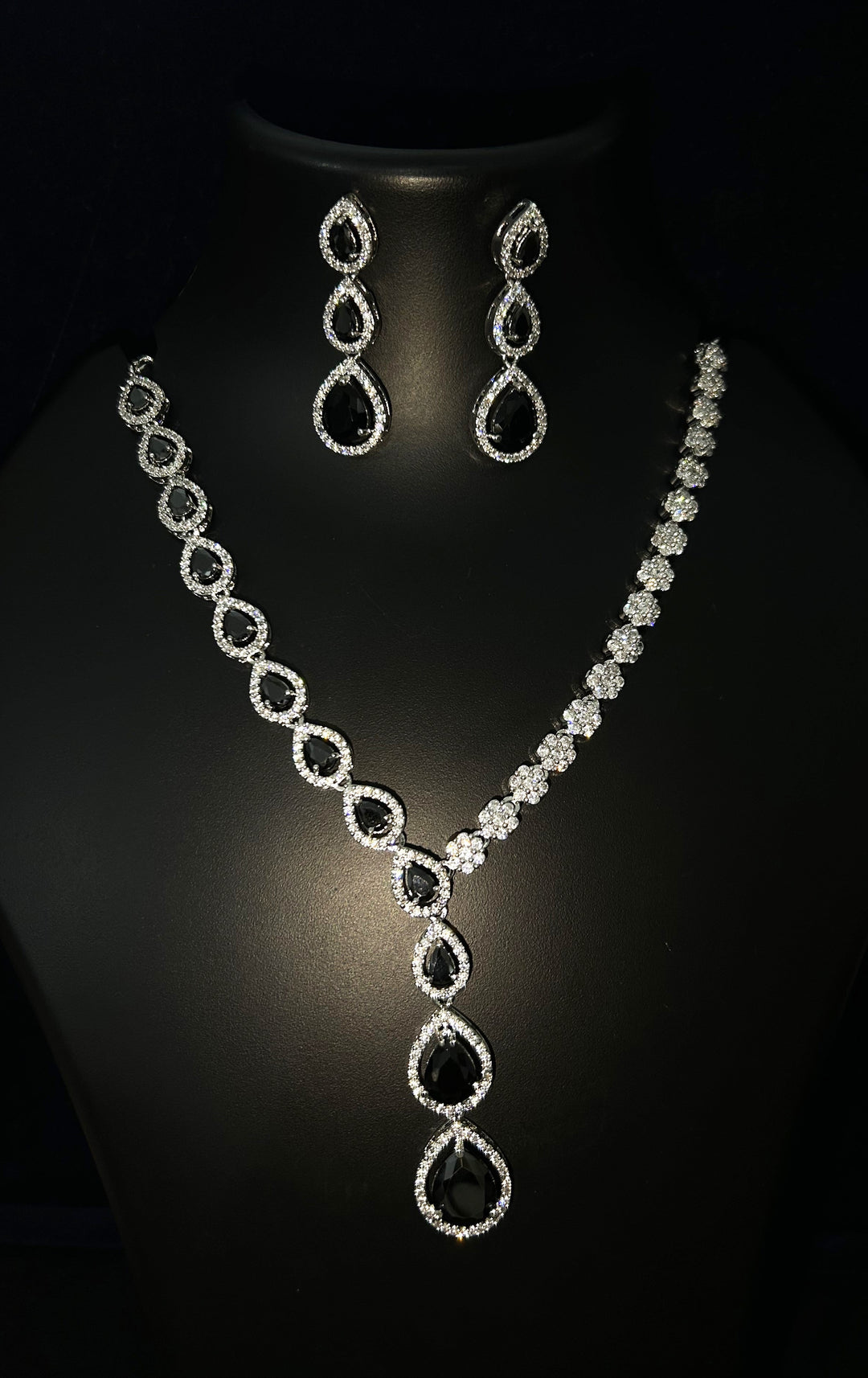 Antaara Diamond Necklace with Earings