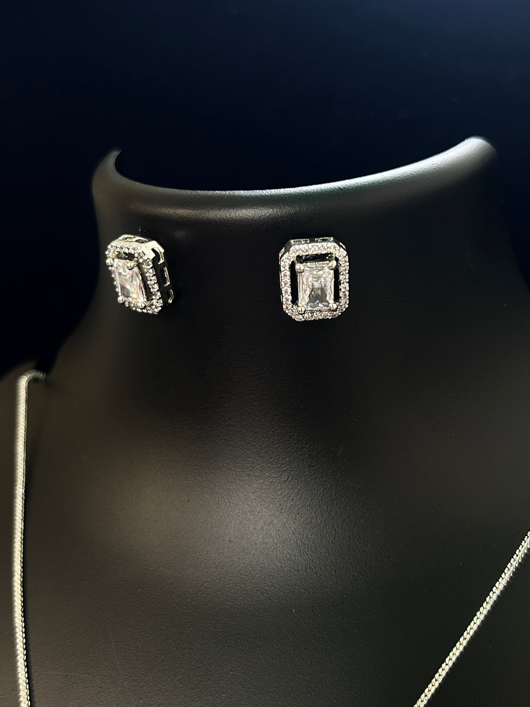 Antaara diamond earing & pendant stud