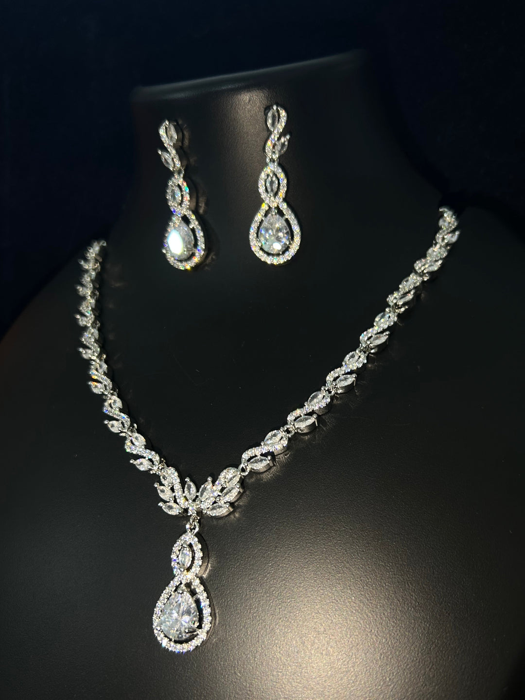Antaara Diamond Necklace with Earings