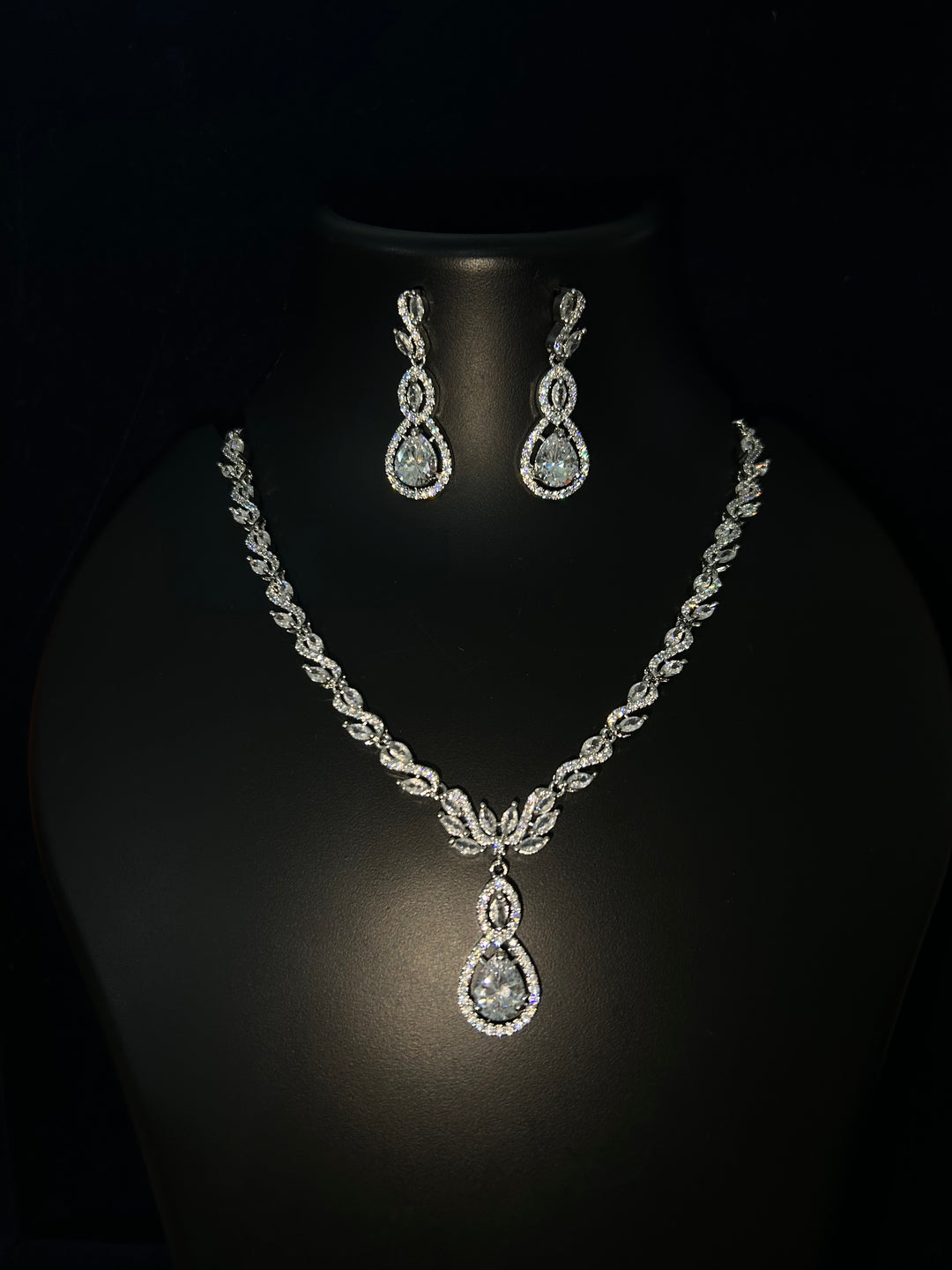 Antaara Diamond Necklace with Earings