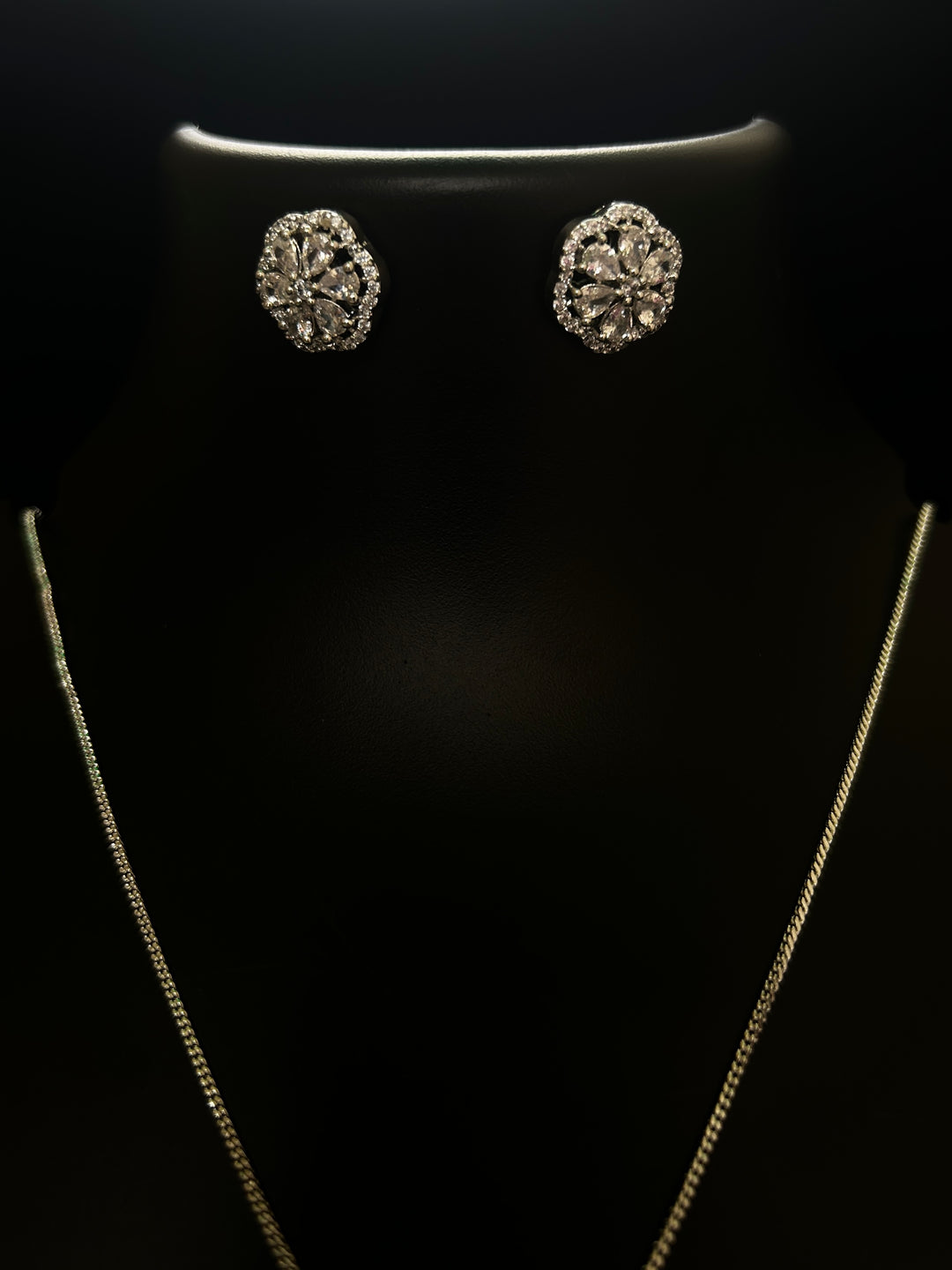 ANTAARA FLOWER STUD & PENDANT SET