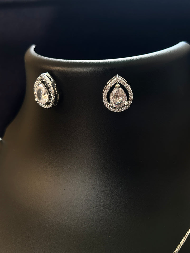 Antaara diaomond earing & pendant stud