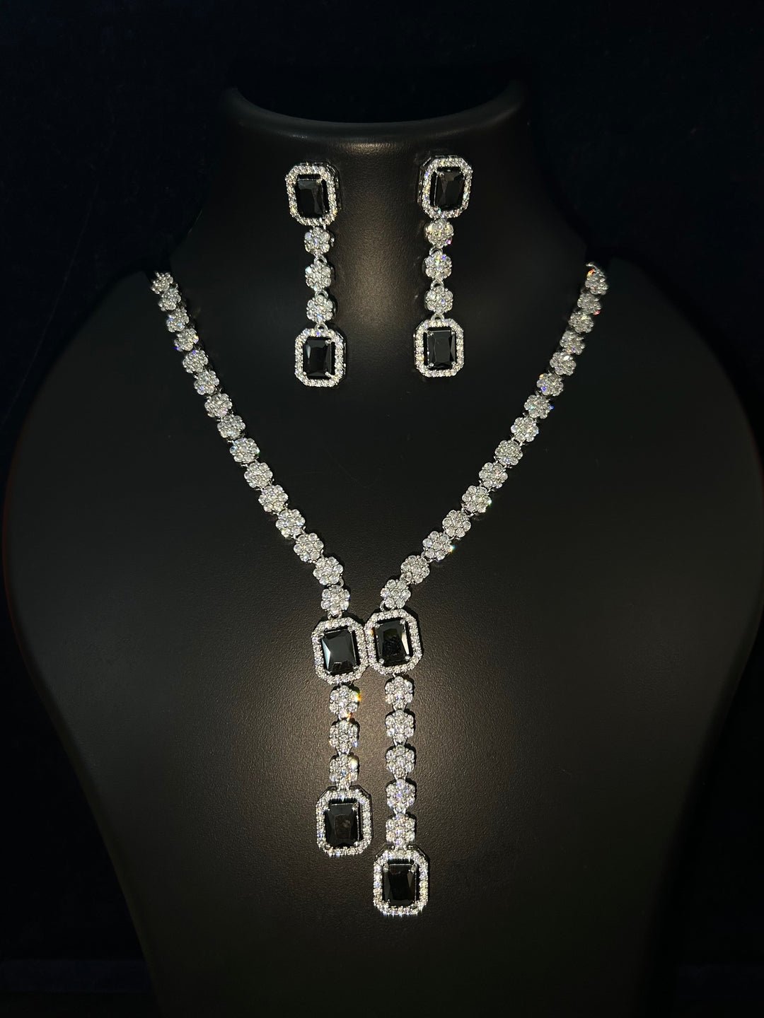 Antaara Diamond Necklace with Earings