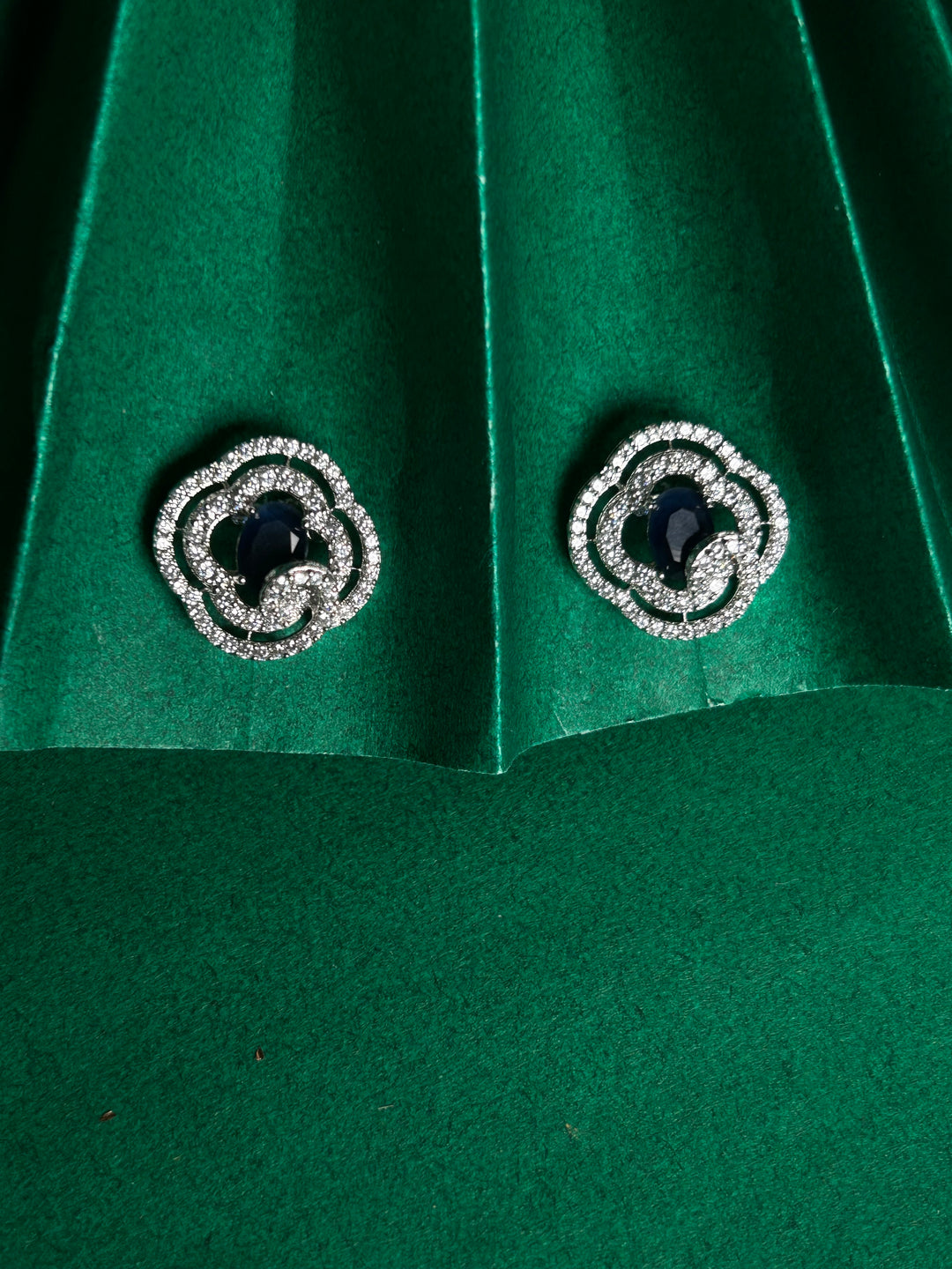 Savana Diamond Earing & Pendant Set