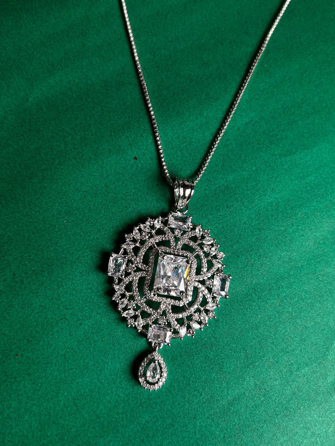 Savana Diamond Earing & Pendant Set