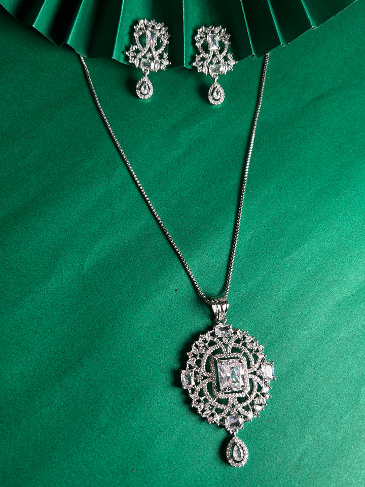 Savana Diamond Earing & Pendant Set