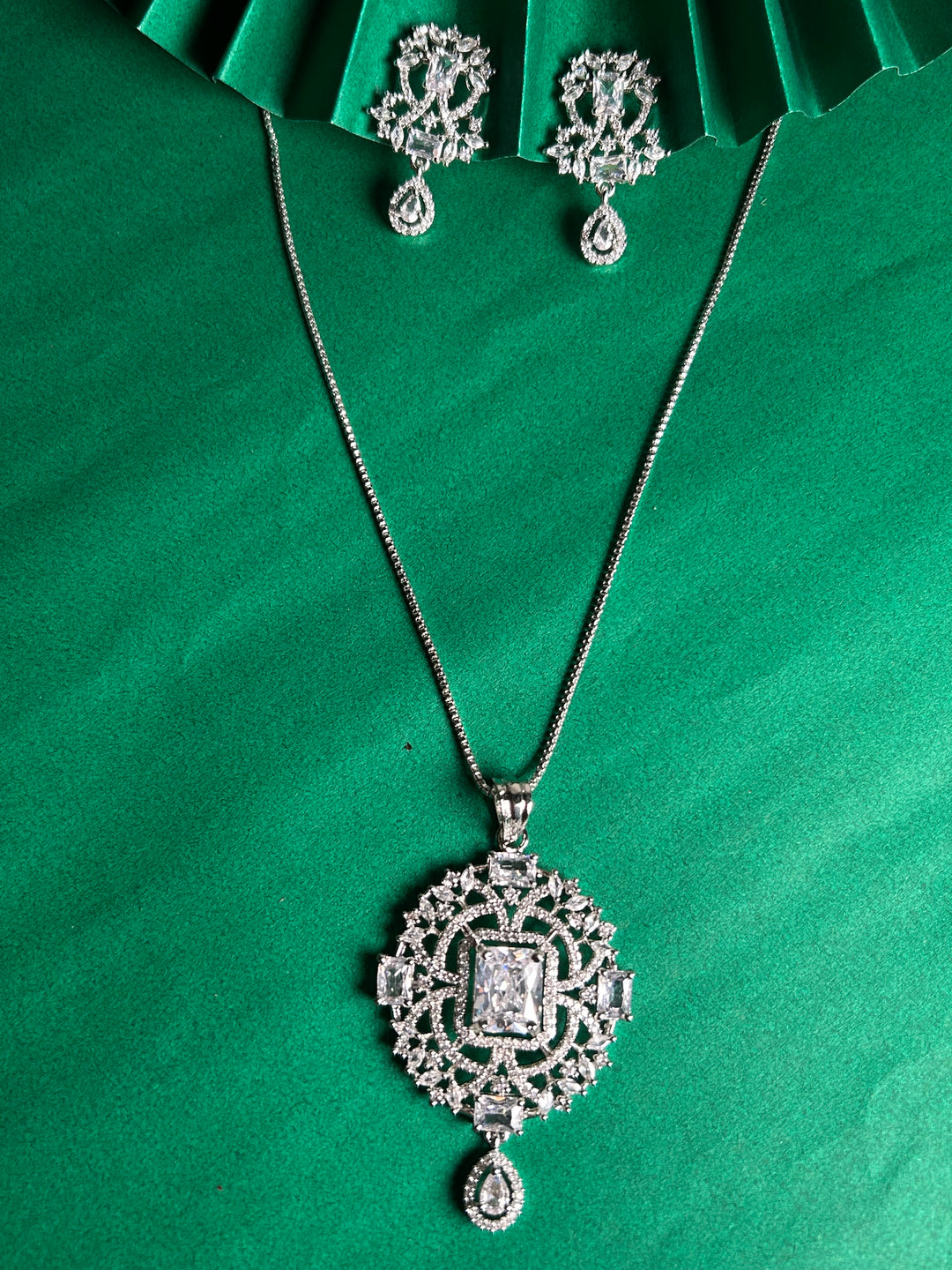 Savana Diamond Earing & Pendant Set