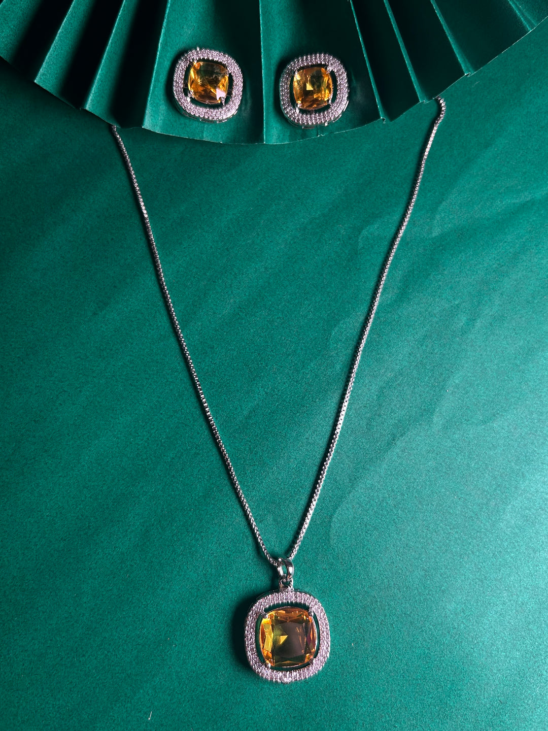 Savana Diamond Earing & Pendant Set