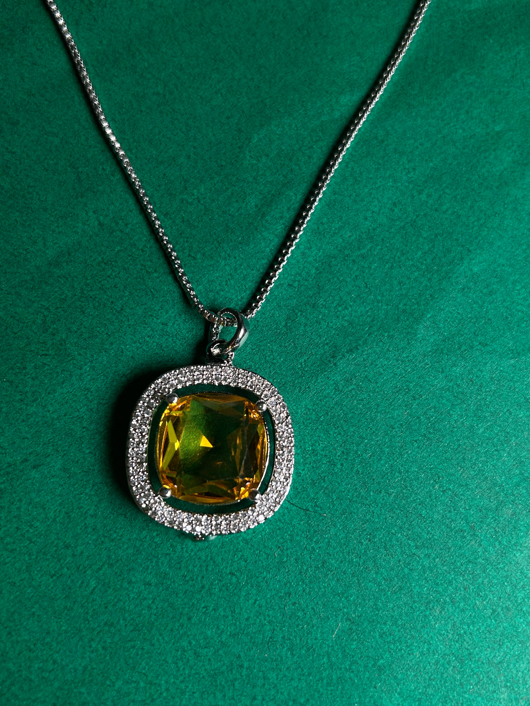 Savana Diamond Earing & Pendant Set